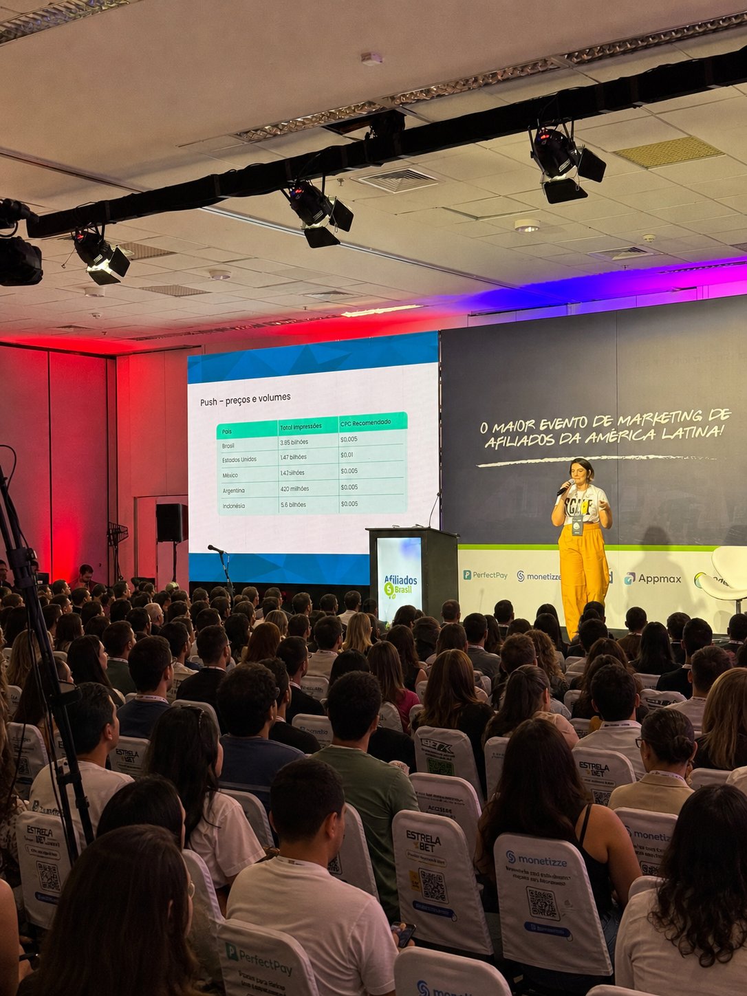Rebecca Cirino, estrategista de marketing e fundadora da Vamo Comigo, palestrando no evento Afiliados Brasil em São Paulo